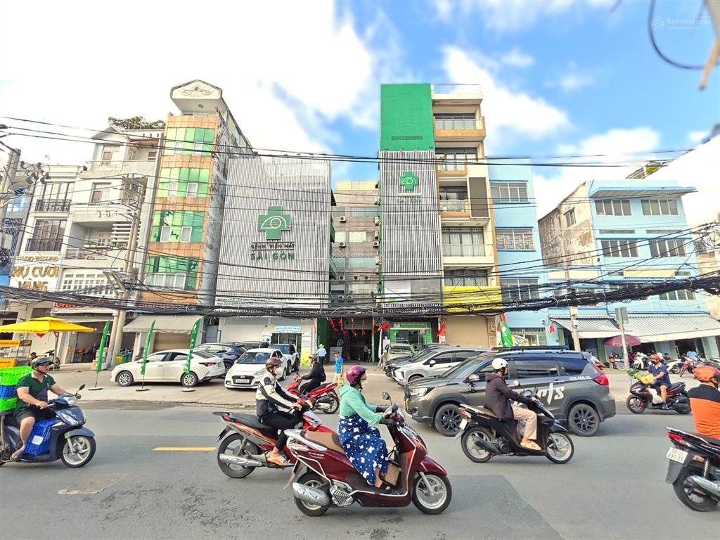 Nhà cách mạng tháng tám  sát metro  5.2 x 12m  3 tầng  4 phòng  nội thất xịn  9.x tỷ