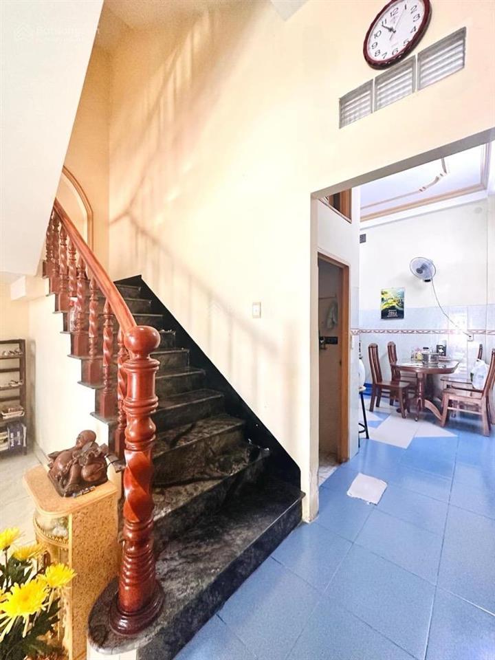 Nhà cách mạng tháng tám  sát metro  5.2 x 12m  3 tầng  4 phòng  nội thất xịn  9.x tỷ