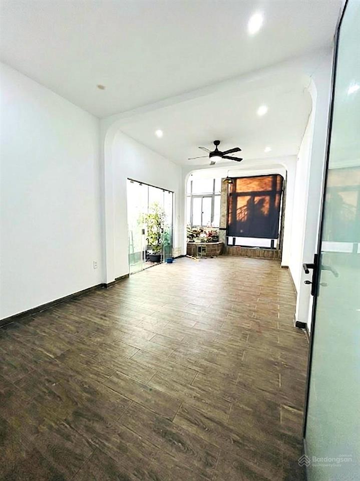 Tân bình  nhà cạnh bàu cát  105m2  gần chợ, trường  nội thất đẹp  cách mt 5m  8.x tỷ