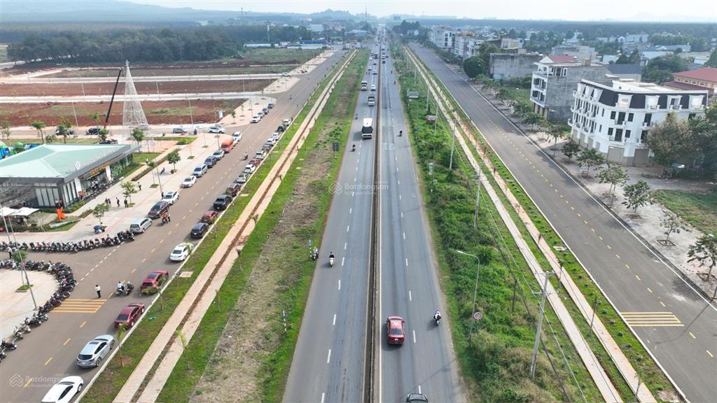 Nhà xây sẵn 1 trệt 2 lầu mặt tiền ql1a dễ dàng kinh doanh.