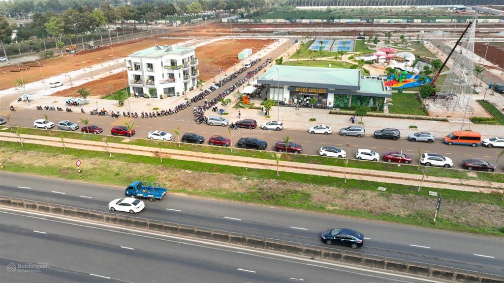 Nhà xây sẵn 1 trệt 2 lầu mặt tiền ql1a dễ dàng kinh doanh.