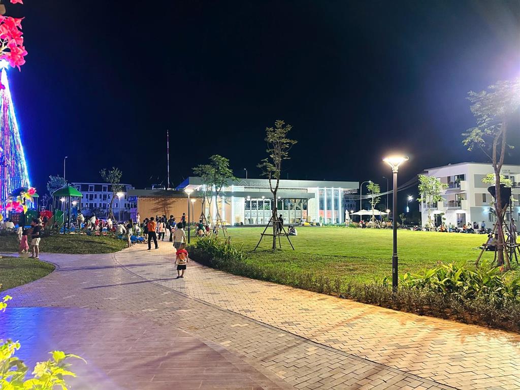 Nhà xây sẵn 1 trệt 2 lầu mặt tiền ql1a dễ dàng kinh doanh.