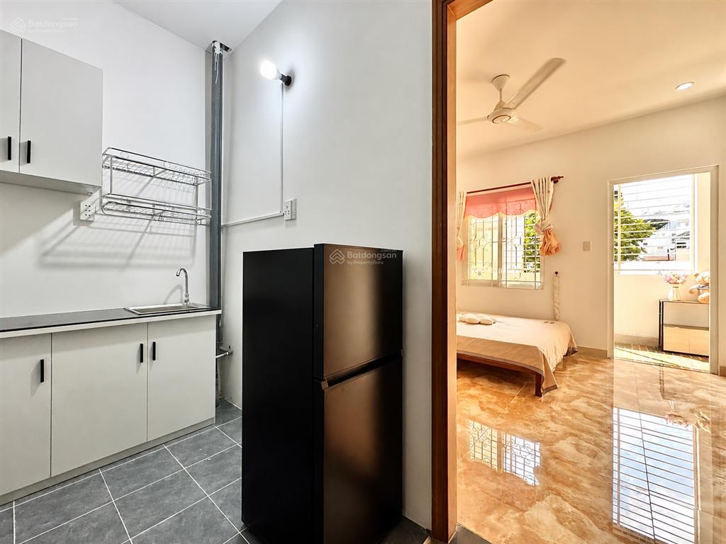 Phòng tách bếp  full nội thất cộng hòa ngay etown. thang máy