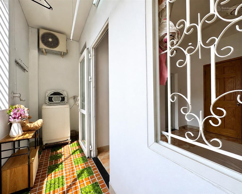 Phòng tách bếp  full nội thất cộng hòa ngay etown. thang máy