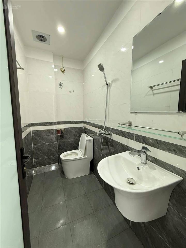 Chính chủ gửi bán nhà 55m2, 5 tầng, 8 ngủ có thang máy giá 8 tỷ tại phố xốm, phú lương, hà đông