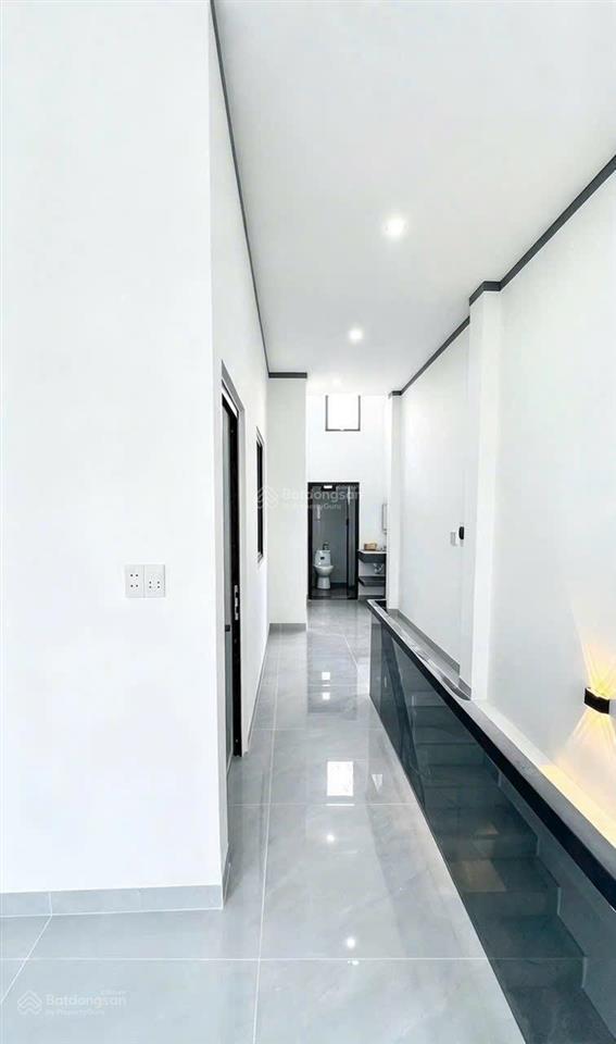 Nhà lầu mới xây đã hoàn thiện hôm nay vừa vào nội thất  ngay gần chợ thạnh phú  hương lộ 15