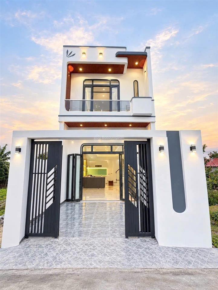 Nhà lầu mới xây đã hoàn thiện hôm nay vừa vào nội thất  ngay gần chợ thạnh phú  hương lộ 15