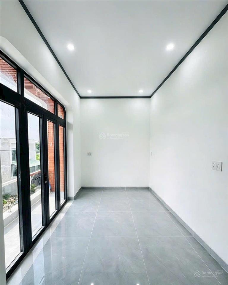 Nhà lầu mới xây đã hoàn thiện hôm nay vừa vào nội thất  ngay gần chợ thạnh phú  hương lộ 15
