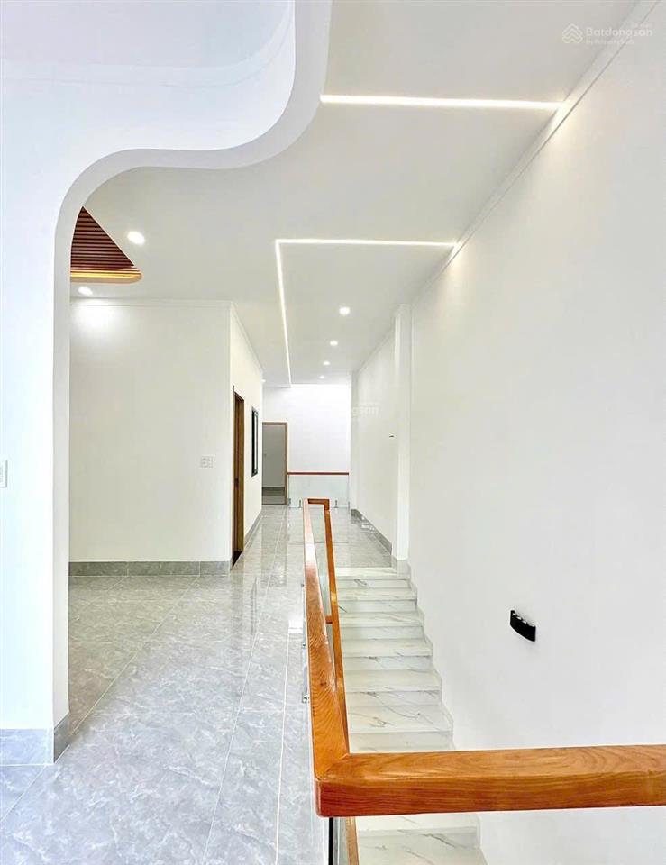 Chủ ngộp bán gấp căn nhà lầu ngay hương lộ 15 có sổ riêng điện nước máy đầy đủ