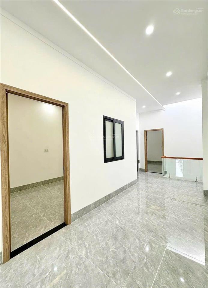 Chủ ngộp bán gấp căn nhà lầu ngay hương lộ 15 có sổ riêng điện nước máy đầy đủ