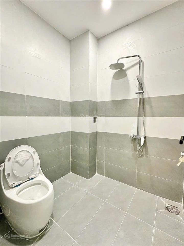 Chủ ngộp bán gấp căn nhà lầu ngay hương lộ 15 có sổ riêng điện nước máy đầy đủ