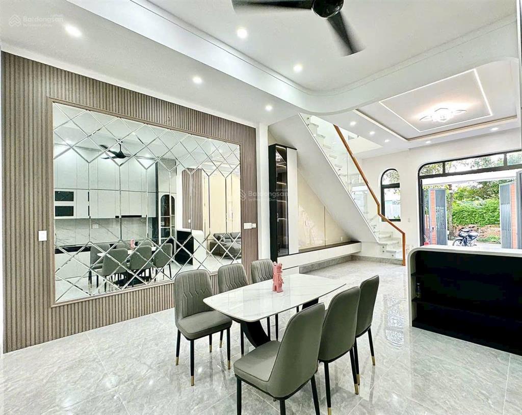 Chủ ngộp bán gấp căn nhà lầu ngay hương lộ 15 có sổ riêng điện nước máy đầy đủ