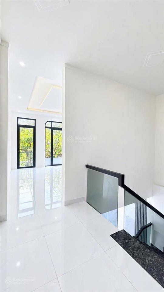 Nhà lầu mới xây gần đt 768 cây xăng thạnh phú sổ riêng chợ trường học đầy đủ