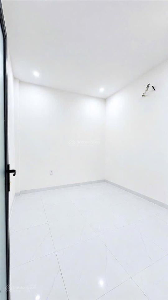 Nhà lầu mới xây gần đt 768 cây xăng thạnh phú sổ riêng chợ trường học đầy đủ