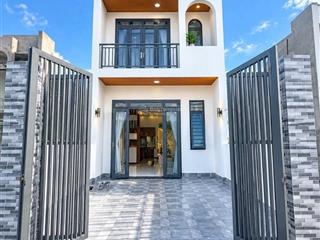 Nhà lầu chủ bán gấp ngay gần trung tâm giá hợp lý sổ hồng riêng full thổ cư