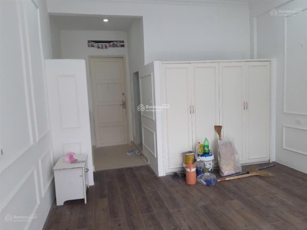 Rất hiếm ! cần bán chcc mặt tiền 60 nguyễn trãi quận 1. giá 4,3 tỷ. sở hữu lâu dài, thang máy.