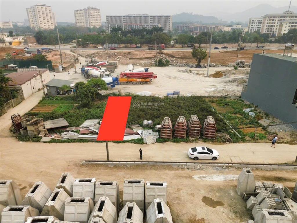 Đất đối diện với đại học quốc gia  với học viện chính trị quân sự hoà lạc