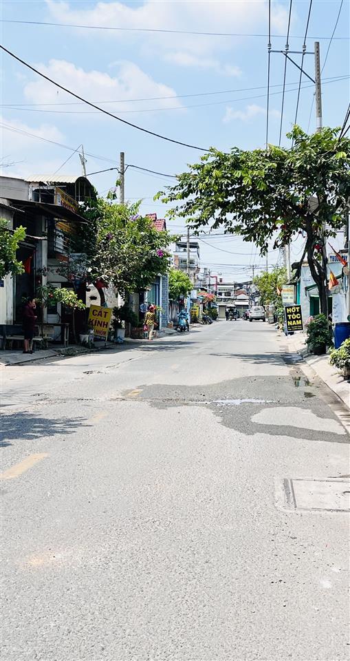 Bán gấp nhà mặt tiền quận 12, gần nguyễn ảnh thủ, đường 8m vỉa hẻ rộng, ngang 4.5x28m, nhỉnh 6 tỷ.