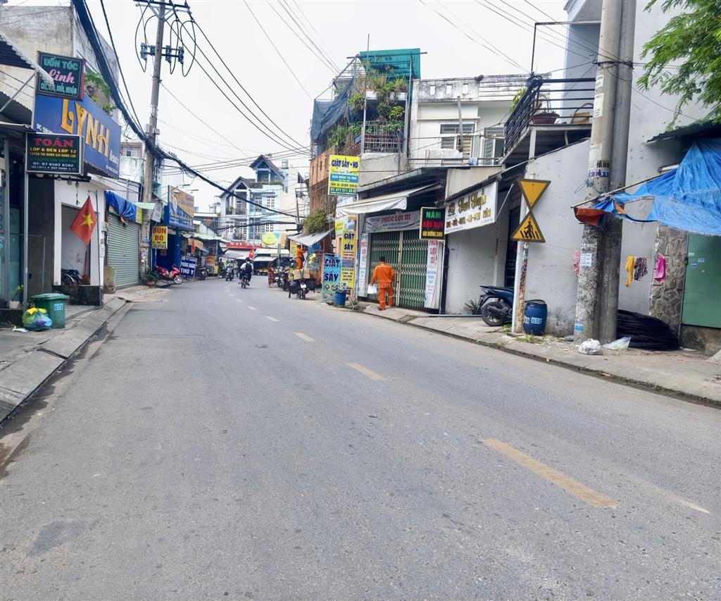 Bán gấp nhà mặt tiền quận 12, gần nguyễn ảnh thủ, đường 8m vỉa hẻ rộng, ngang 4.5x28m, nhỉnh 6 tỷ.