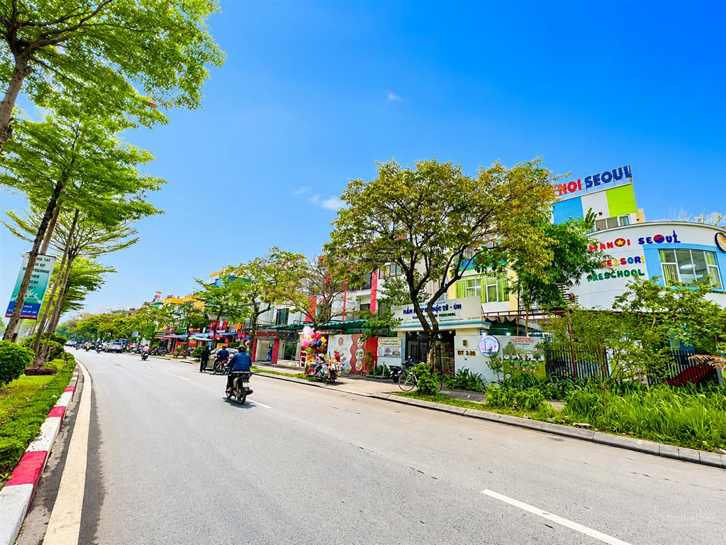 Cho thuê biệt thự mặt đỗ nhuận ngoại giao đoàn, tuyến phố ẩm thực 360m2 x 4 tầng, 550m2 sàn  140tr