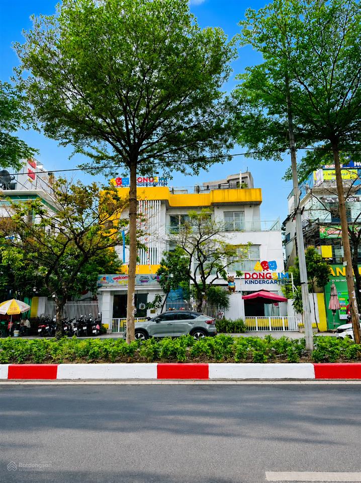 Cho thuê biệt thự mặt đỗ nhuận ngoại giao đoàn, tuyến phố ẩm thực 360m2 x 4 tầng, 550m2 sàn  140tr