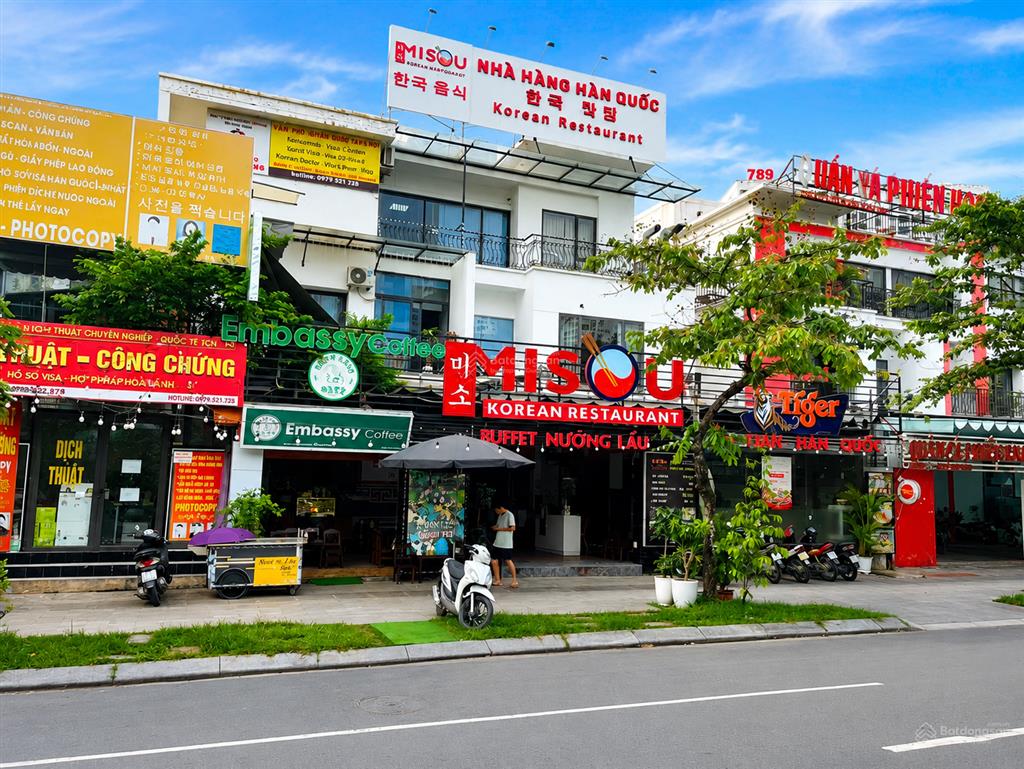 Cho thuê biệt thự mặt đỗ nhuận ngoại giao đoàn, tuyến phố ẩm thực 360m2 x 4 tầng, 550m2 sàn  140tr