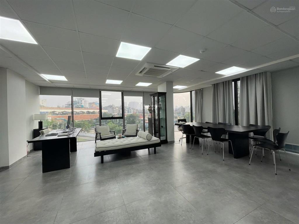 Building 10 tầng  mặt phố  lô góc 3 thoáng  view hồ hoàng cầu + sân bóng  đầy đủ pccc gpxd