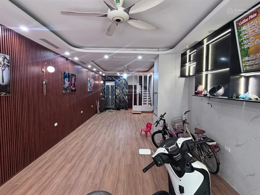 1 nhà ra phố  tòa văn phòng kết hợp ở  3 ô tô tránh  kinh doanh sầm uất  vỉa hè  an ninh tốt