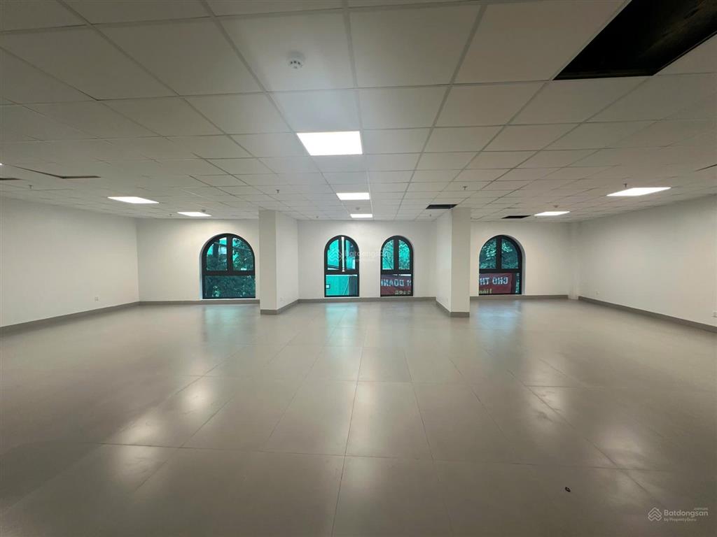 Cho thuê nhà mặt phố đường cầu giấy 300m x 9 tầng mặt tiền 8m có thang máy pccc đầy đủ, nhà đẹp