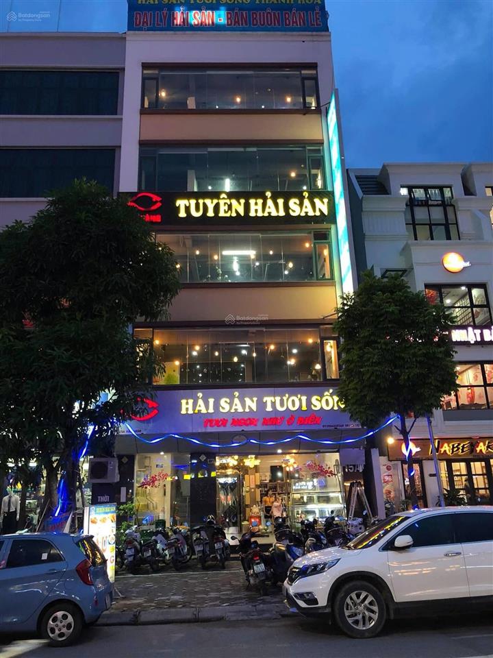 Cho thuê nhà mặt phố nguyễn văn huyên 70m2 x 6 tầng mặt tiền 6m, có thang máy nhận nhà ngay