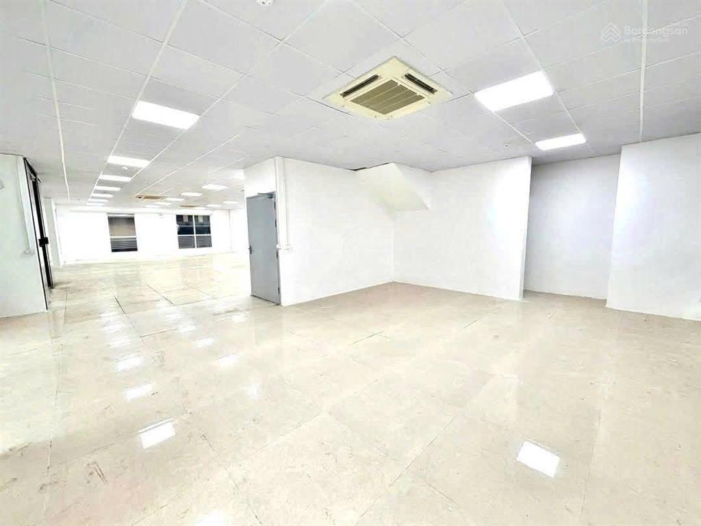 Cho thuê nhà mặt phố phạm văn đồng mặt tiền 12m. diện tích sử dụng 1800m2, kinh doanh mọi mô hình