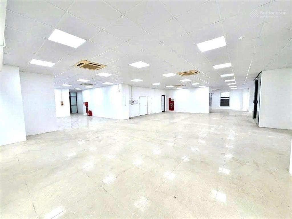 Cho thuê nhà mặt phố phạm văn đồng mặt tiền 12m. diện tích sử dụng 1800m2, kinh doanh mọi mô hình