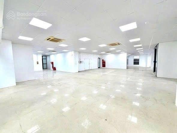 Cho thuê nhà mặt phố phạm văn đồng mặt tiền 12m. diện tích sử dụng 1800m2, kinh doanh mọi mô hình