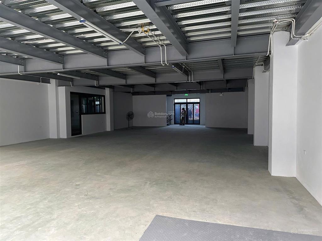 Cho thuê nhà mặt phố phạm văn đồng mặt tiền 12m diện tích 200m2 x 3 tầng, khu đông đúc tấp nập