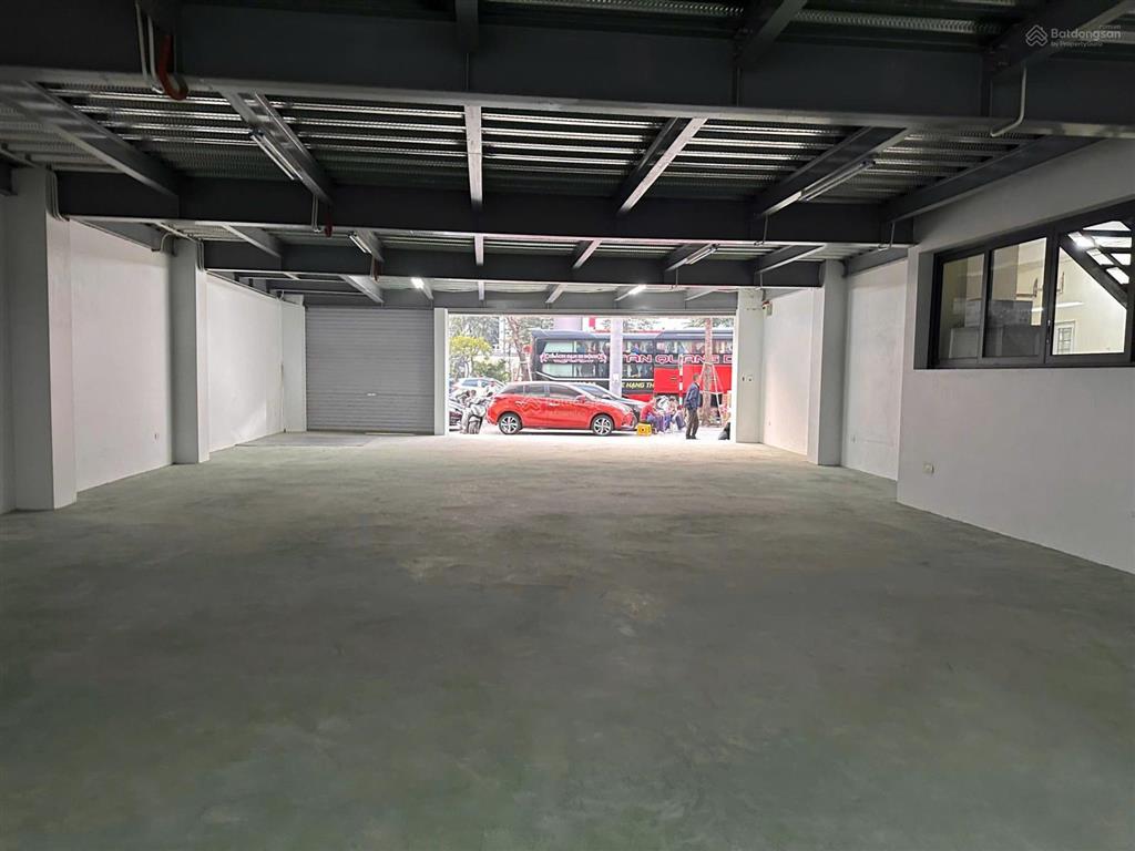 Cho thuê nhà mặt phố phạm văn đồng mặt tiền 12m diện tích 200m2 x 3 tầng, khu đông đúc tấp nập