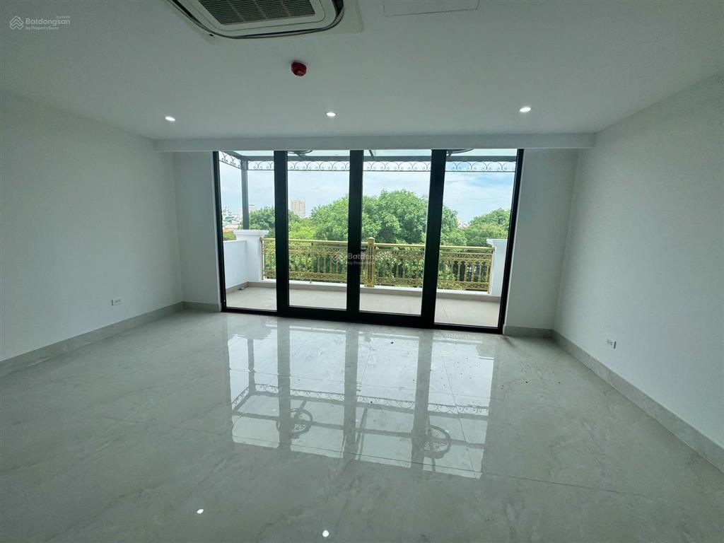 Cho thuê nhà mặt phố thái hà diện tích 100m2 x 3 tầng mặt tiền 7m, nhà đẹp nhận nhà ngay thang máy