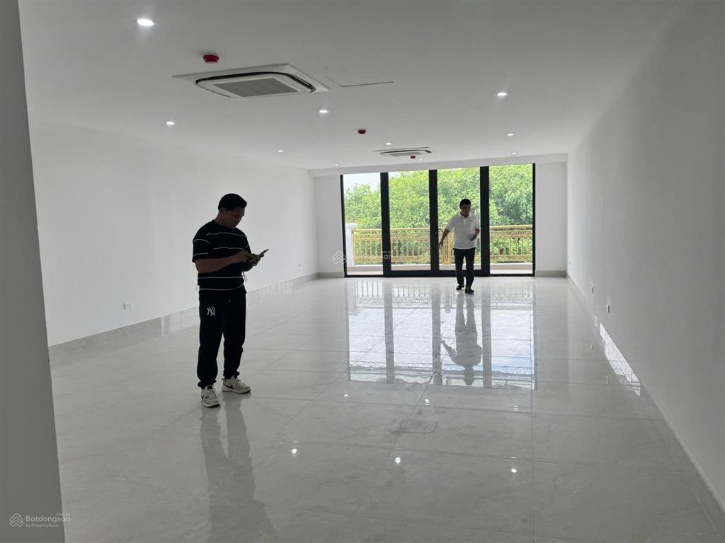 Cho thuê nhà mặt phố thái hà diện tích 100m2 x 3 tầng mặt tiền 7m, nhà đẹp nhận nhà ngay thang máy