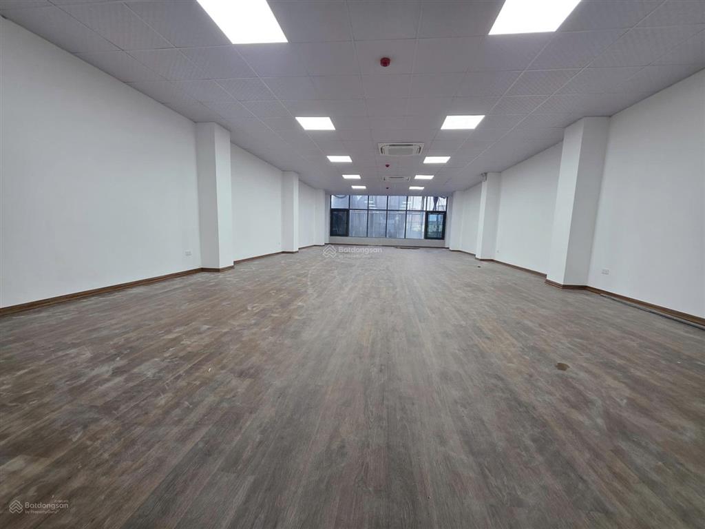 Cho thuê nhà mặt phố kim mã diện tích 90m2 x 6 tầng có hầm mặt tiền 8m thông sàn thang máy nhà đẹp