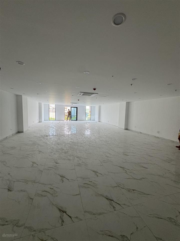 Cho thuê nhà mặt phố nguyễn xiển mặt tiền 12 diện tích 180m2 x 6 tầng nhà đẹp sạch, thuê thẳng ngay
