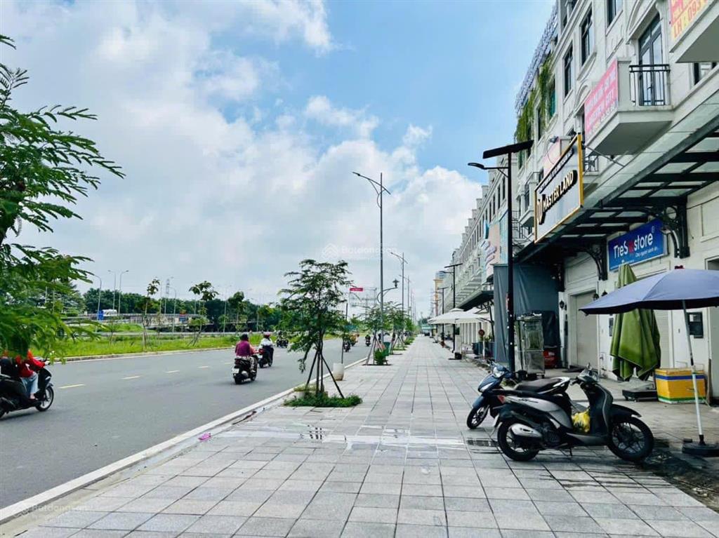Shophouse song hành, 1 trệt 4 lầu, có thang máy, mới hoàn thiện, giá 45tr/th