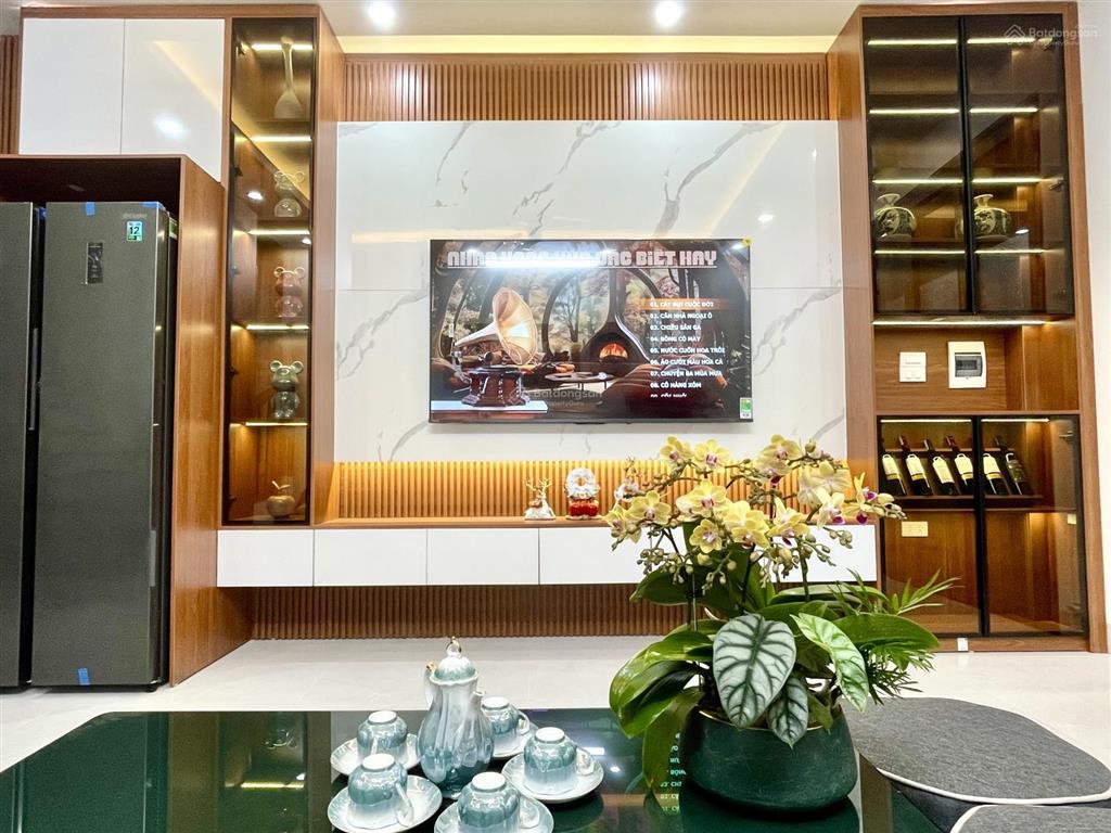 Nhà đẹp 5 tầng lô góc 4 mặt thoáng, tặng full nội thất