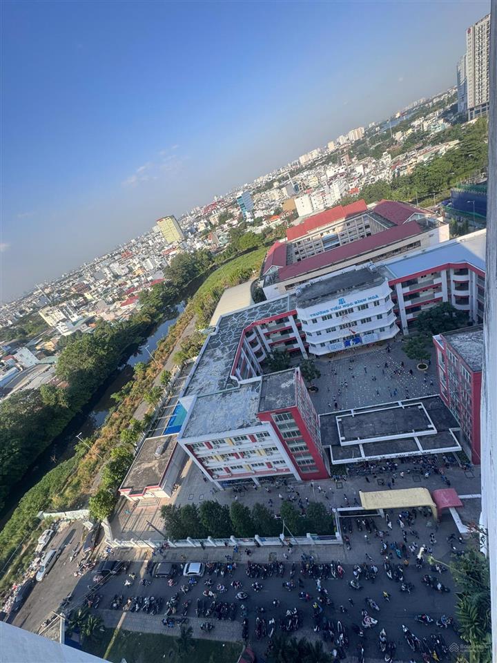 Bán căn góc 68m2 lô a chung cư 1050. ban công view trường bình hòa. tầng cao thoáng mát