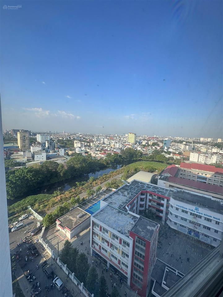 Bán căn góc 68m2 lô a chung cư 1050. ban công view trường bình hòa. tầng cao thoáng mát