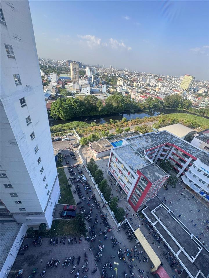 Bán căn góc 68m2 lô a chung cư 1050. ban công view trường bình hòa. tầng cao thoáng mát