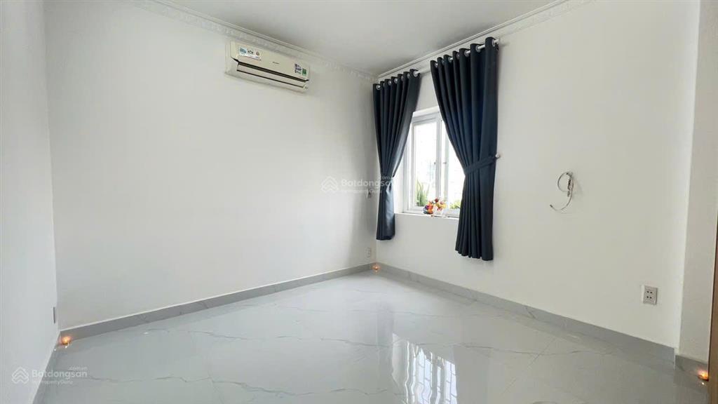 Căn hộ 68m, 2pn + 2wc full nội thất, xách vali vào ở liền chung cư phan xích long. có thang máy