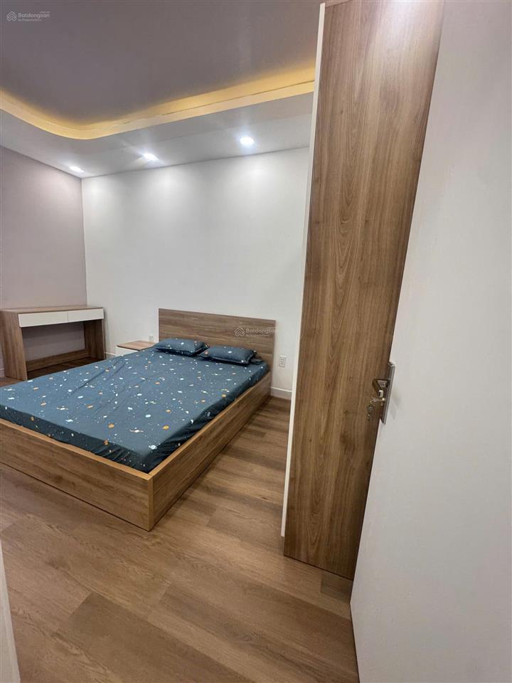 Nằm ngay sát vòng xoay hàng xanh, chung cư thang bộ 2h đinh bộ lĩnh 55m có 2pn + 2wc full nội thất