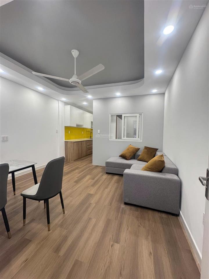 Nằm ngay sát vòng xoay hàng xanh, chung cư thang bộ 2h đinh bộ lĩnh 55m có 2pn + 2wc full nội thất
