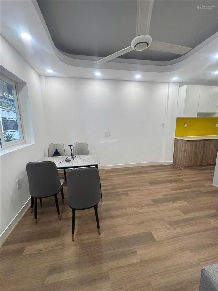 Nằm ngay sát vòng xoay hàng xanh, chung cư thang bộ 2h đinh bộ lĩnh 55m có 2pn + 2wc full nội thất