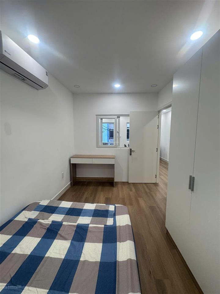 Nằm ngay sát vòng xoay hàng xanh, chung cư thang bộ 2h đinh bộ lĩnh 55m có 2pn + 2wc full nội thất