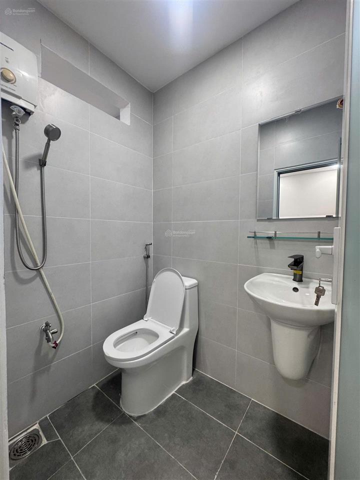 Nằm ngay sát vòng xoay hàng xanh, chung cư thang bộ 2h đinh bộ lĩnh 55m có 2pn + 2wc full nội thất